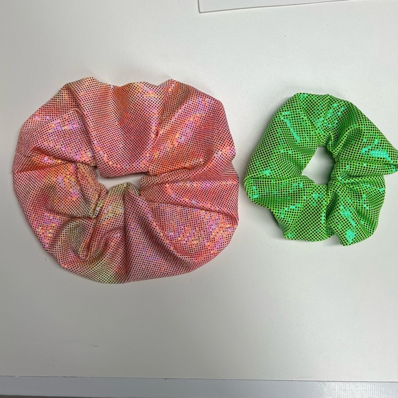 Box of hair scrunchies- 6 (six) colors - Picture 3 of 17